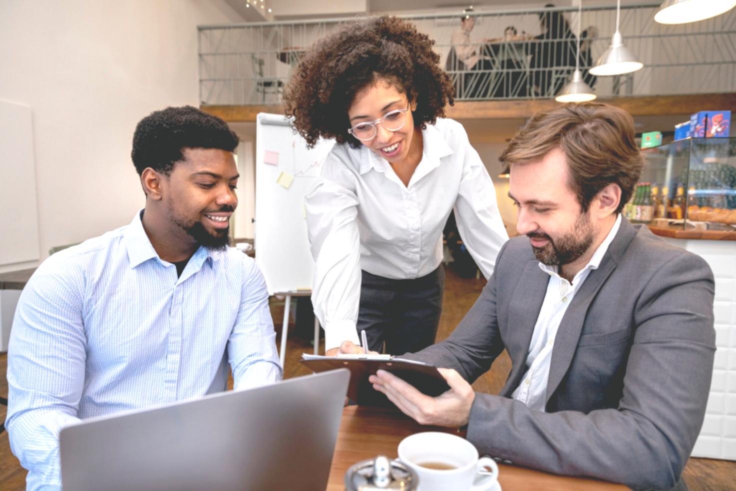 Professionelle Finanzberatung mit Laptop und Dokumenten
